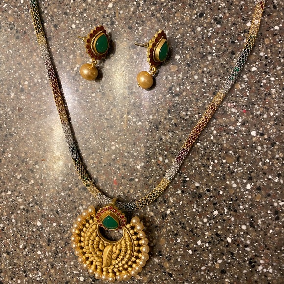 Artificial Design Necklace And Pierced Earring Set - Picture 2 of 5